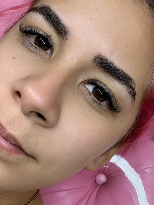 Resultado de extensão de pestanas com acabamento elegante